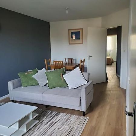 Appartement Moderne Et Equipe LʼIsle-Jourdain Екстериор снимка