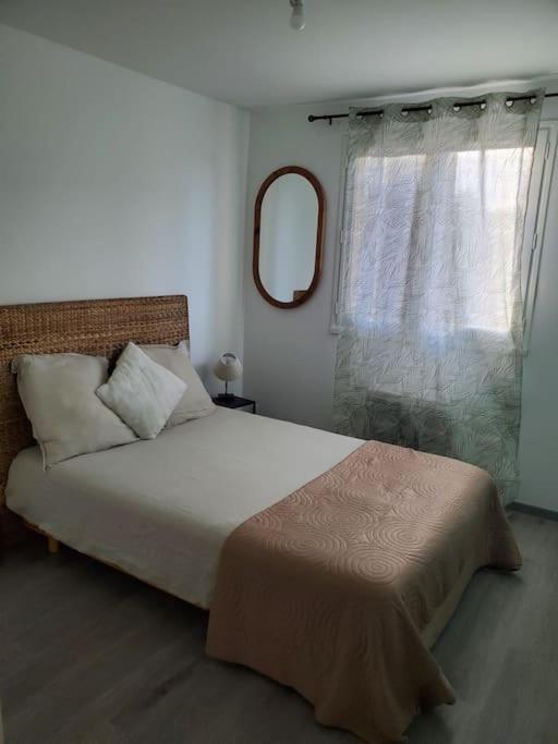 Appartement Moderne Et Equipe LʼIsle-Jourdain Екстериор снимка