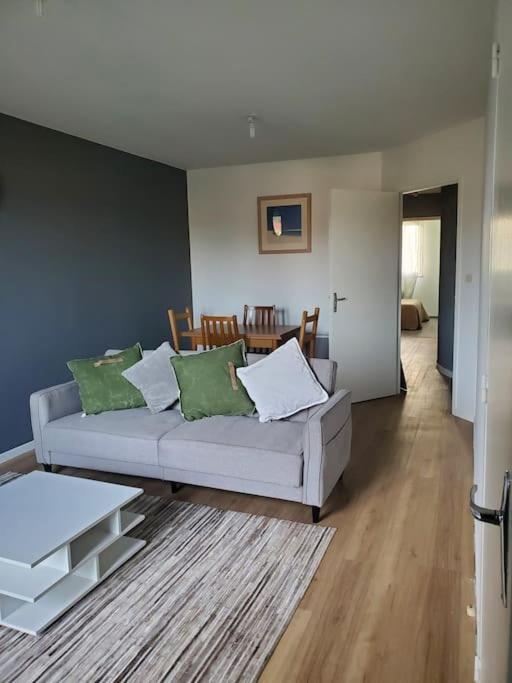 Appartement Moderne Et Equipe LʼIsle-Jourdain Екстериор снимка